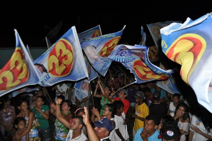 População lotou a praça em apoio
