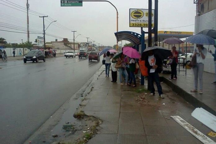 Ponto de ônibus lotado.