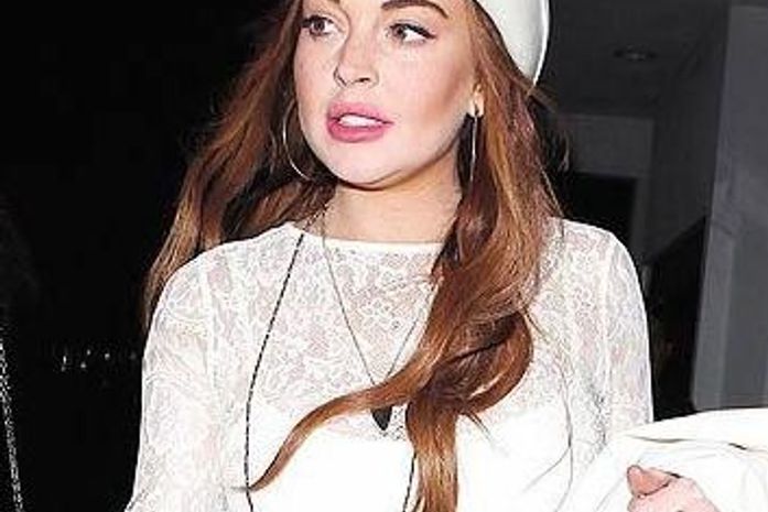 Vestida de caubói, Lindsay Lohan curte jantar com amigos em Los Angeles