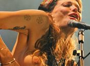 Courtney mostra os seios em show do Hole no festival SWU, em 2011, em Paulínia 