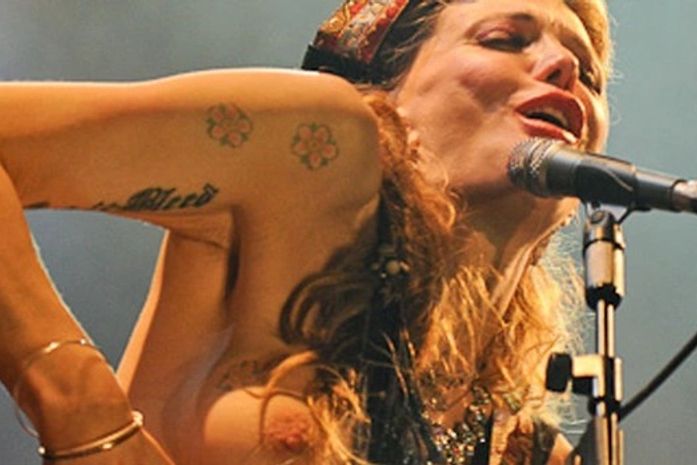 Courtney mostra os seios em show do Hole no festival SWU, em 2011, em Paulínia 