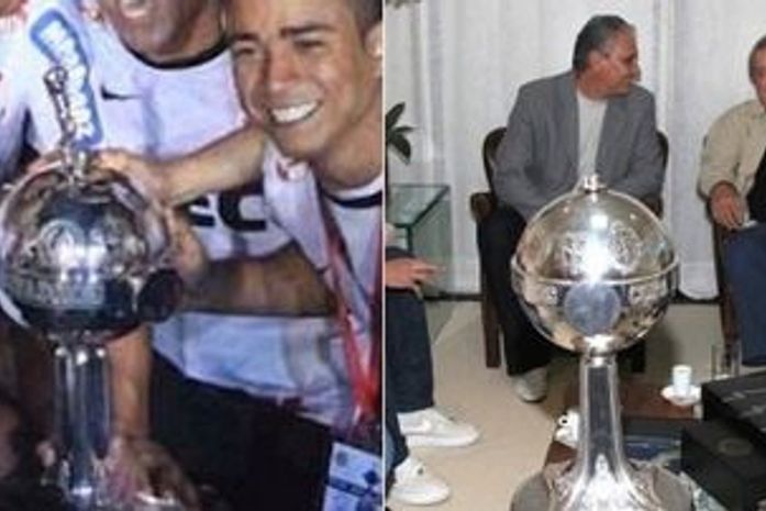 Corinthians quebra a taça da Libertadores menos de um mês depois da conquista histórica