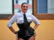 Modelos plus size apresentam novidades em moda praia e lingerie