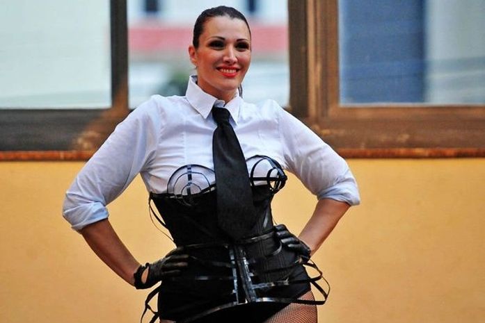 Modelos plus size apresentam novidades em moda praia e lingerie