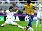 Brasil vence frágil Nova Zelândia e se garante em 1º