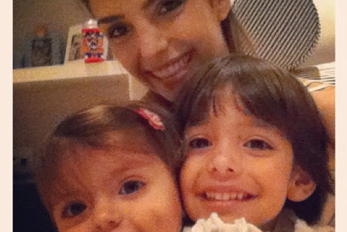 Carol Celico posta foto com os filhos para desejar bom dia