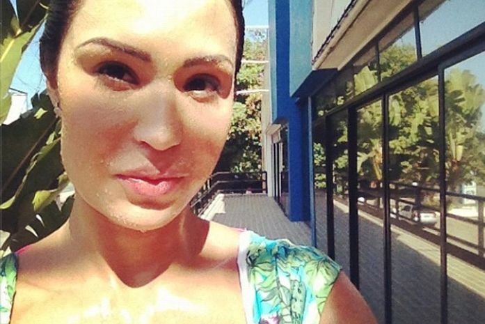 Gracyanne Barbosa sai de treino molhada de suor