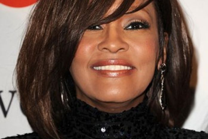 Namorado de Whitney Houston visita hotel em que cantora morreu