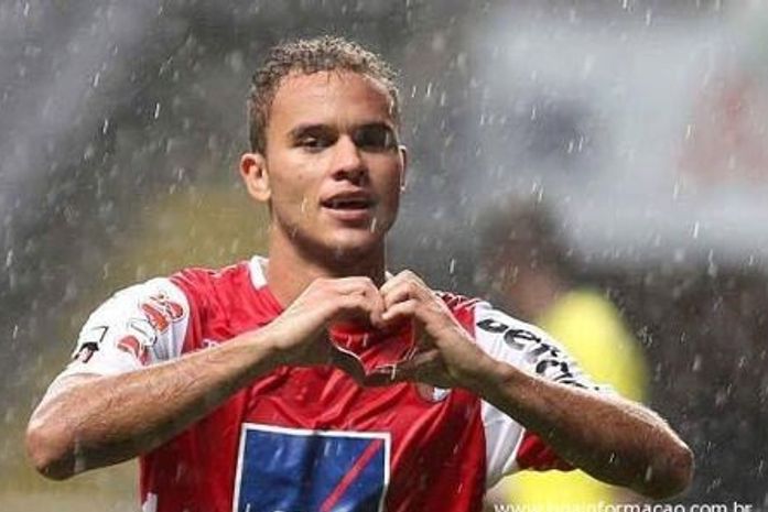 Zagueiro Alagoano Ewerton vai jogar no Anzhi, da Rússia