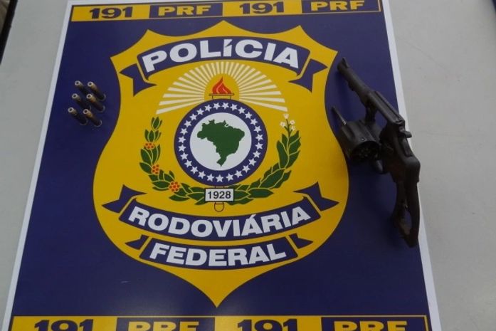 Arma apreendida com os assaltantes