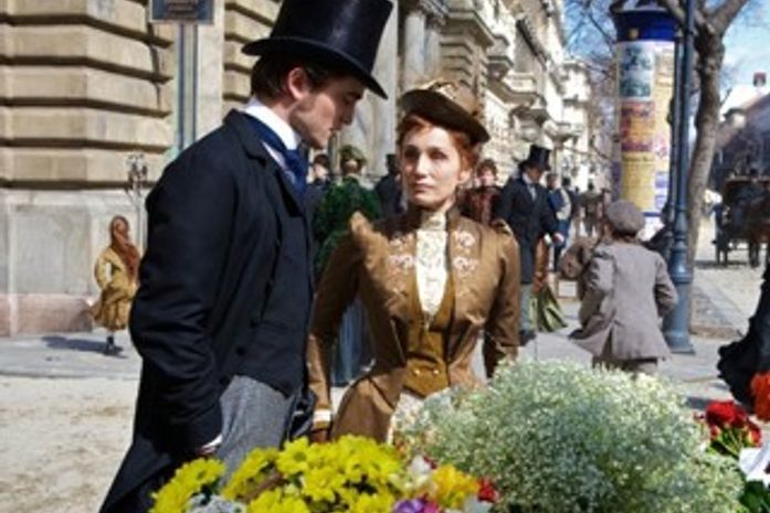 Robert Pattinson e Kristin Scott Thomas em cena de
'Bel Ami - O sedutor'
