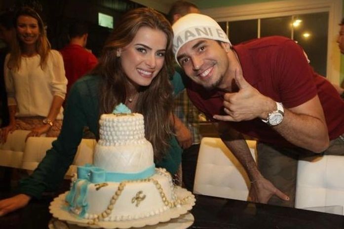 Com Latino, Rayanne comemora aniversário com anel de brilhantes