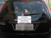 Motorista novata põe placa no carro e vira hit na internet