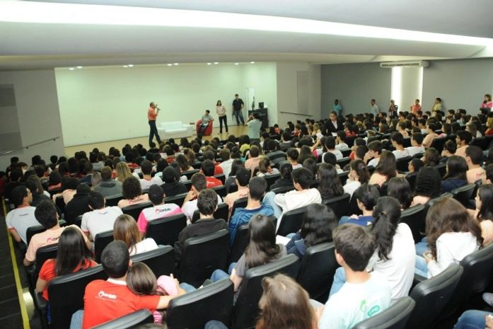 Ronaldo debate com alunos do Contato propostas para Maceió