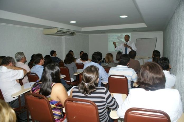 Secretário fala durante seminário