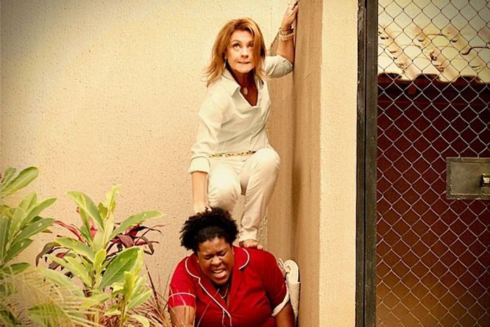 Zezé é obrigada a ajudar Carminha em sua fuga