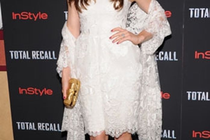 Noiva de Justin Timberlake, Jessica Biel usa branco e rendas em evento