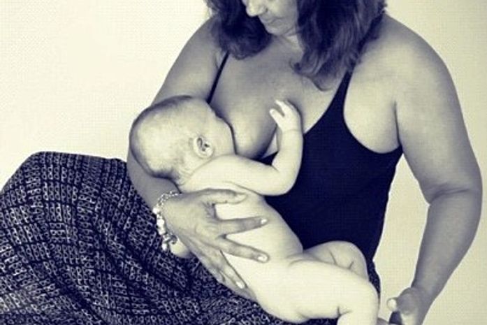 Solange Couto posta foto amamentando o filho caçula de 11 meses