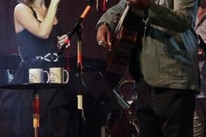 Com família na plateia, Sandy faz participação com Milton Nascimento
