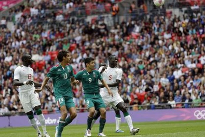 México leva sustos, mas bate Senegal na prorrogação e vai à semi