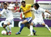 Brasil passa nervoso, vira no sufoco e elimina Honduras com um a mais