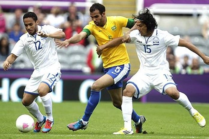 Brasil passa nervoso, vira no sufoco e elimina Honduras com um a mais