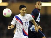 Coreia do Sul cala estádio, elimina britânicos e pega Brasil