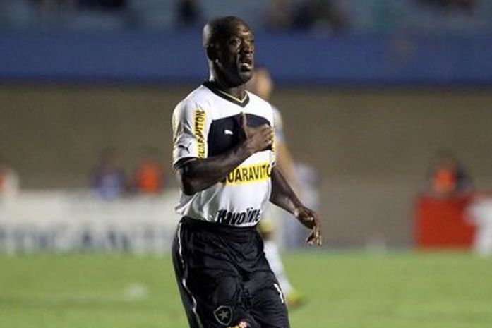 Com primeiro gol de Seedorf, Botafogo vence Atlético-GO e embala