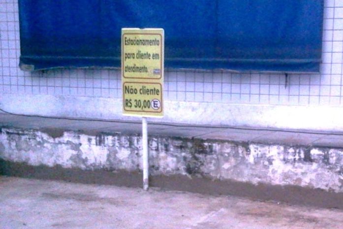 Lojas cobram até R$30 para estacionar carros nas calçadas