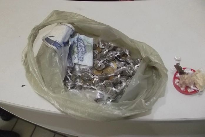 Material apreendido com o acusado