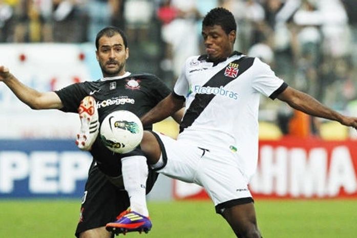 Vasco abusa dos erros, esbarra mais uma vez no Corinthians e segue na vice-liderança