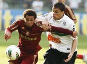 Fluminense vence Coritiba, aproveita 'folga' do Atlético-MG e cola nos líderes