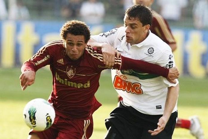 Fluminense vence Coritiba, aproveita 'folga' do Atlético-MG e cola nos líderes