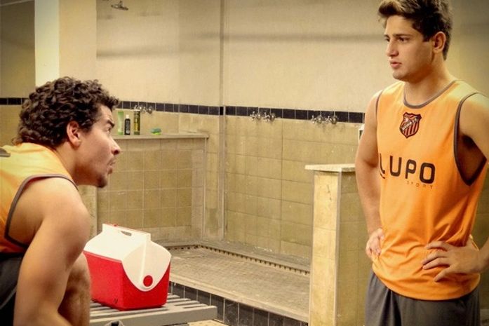 Roni chega perto de dizer o que sente para o amigo