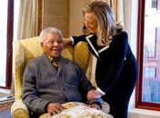 Hillary Clinton almoça com Nelson Mandela na África do Sul