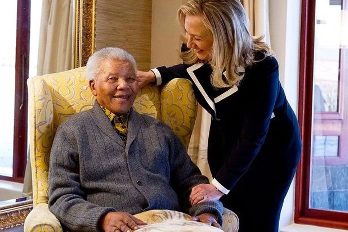 Hillary Clinton almoça com Nelson Mandela na África do Sul