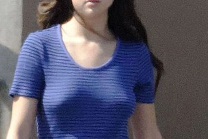 Em set, Selena Gomez é fotografada com barriguinha saliente
