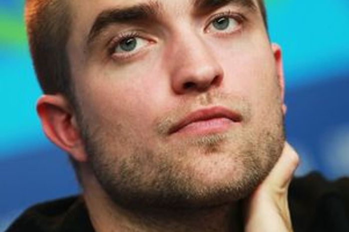 Após traição,o ator Robert Pattinson se diverte em bar com amigos