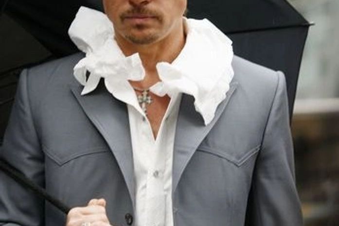 Brad Pitt aparece de rabo de cavalo em novas fotos de 'The Counselor'