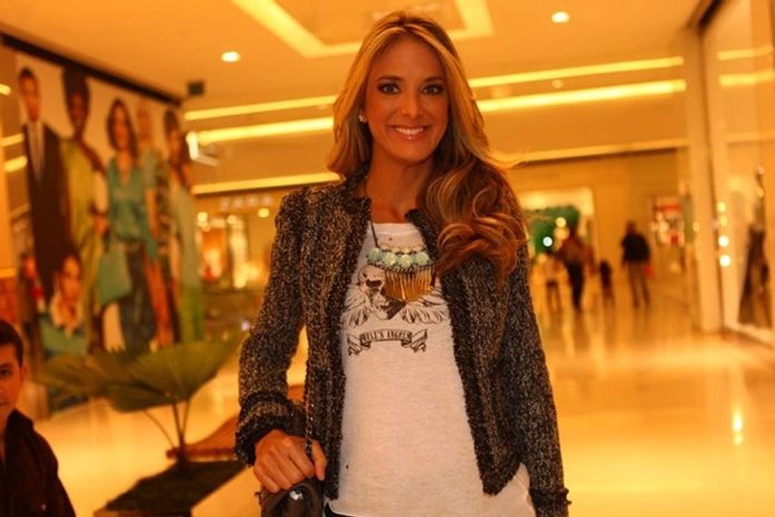 Ticiane Pinheiro foi ao lançamento da nova coleção da Arezzo, em São Paulo, nesta segunda-feira, 6