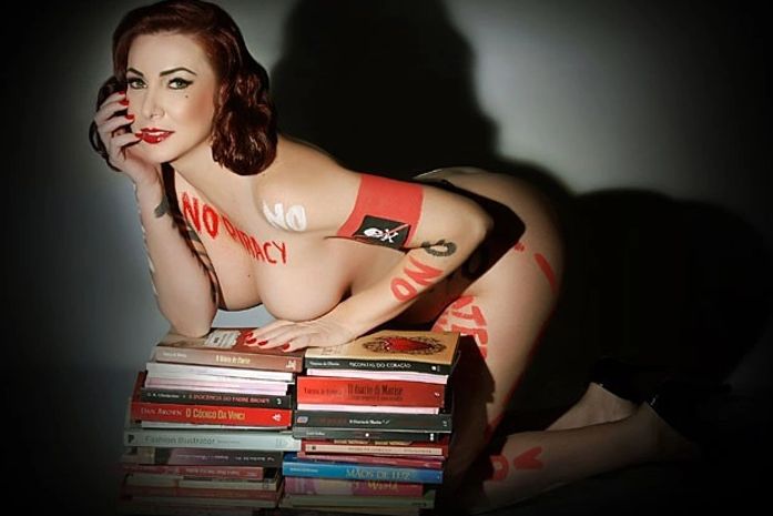 Vanessa de Oliveira posa ao lado de livros em uma das fotos de sua campanha contra a pirataria de livros 