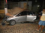 Veículo colidiu frontalmente com o poste