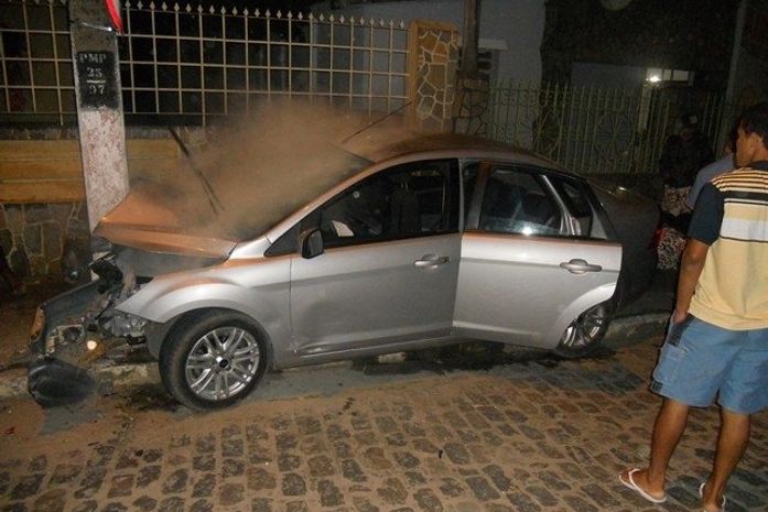 Veículo colidiu frontalmente com o poste