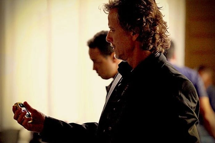 “Av. Brasil”: Carminha propõe trégua a Max e ele fica balançado