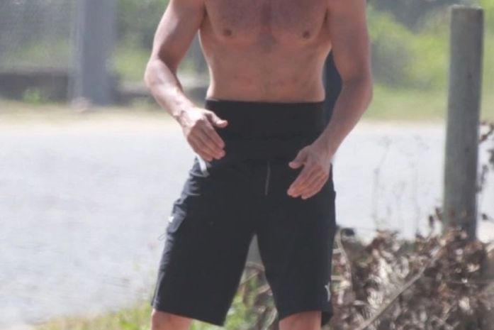 Mais forte, Rodrigo Santoro exibe os músculos em dia de surfe no Rio