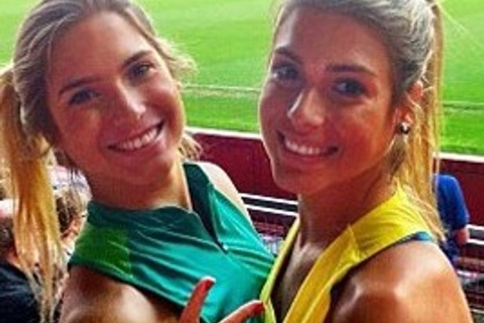 Gêmeas do nado vão à partida de futebol do Brasil em Manchester