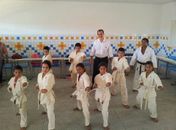 Ronaldo com as crianças arapiraquense na escola tempo integral felizes da vida na aula de judô