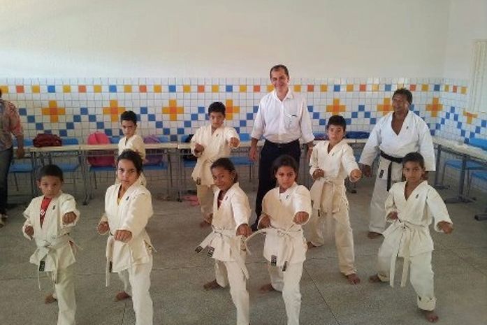 Ronaldo com as crianças arapiraquense na escola tempo integral felizes da vida na aula de judô