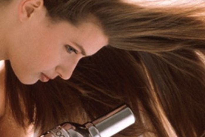 Vilões: entenda os perigos do secador e da chapinha