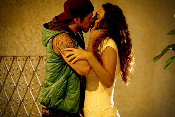 Apaixonado Darkson toma coragem e finalmente beija Tessália